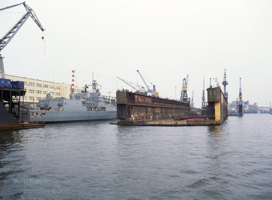 Deutschland. Freie und Hansestadt Hamburg. Hafen.
April 1992. Deutschland. Freie und Hansestadt Hamburg. Hafen. Elbe. Schifffahrt. Schiffahrt. Seefahrt. Güterverkehr. Seetransport. Pier. Kaianlagen.

Hamburg Harbour is a deep water harbour off the North Sea, on the river Elbe in Hamburg, Germany.
Schlüsselwörter: Deutschland;Elbe;Fluss;Frachter;Germany;Hafen;Hamburg;Kai;Schiffe;1992;Seefahrt
