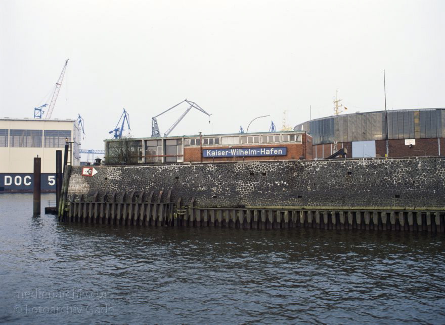 Deutschland. Freie und Hansestadt Hamburg. Hafen.
April 1992. Deutschland. Freie und Hansestadt Hamburg. Hafen. Elbe. Schifffahrt. Schiffahrt. Seefahrt. Güterverkehr. Seetransport. Pier. Kaianlagen.

Hamburg Harbour is a deep water harbour off the North Sea, on the river Elbe in Hamburg, Germany.
Schlüsselwörter: Deutschland;Elbe;Fluss;Frachter;Germany;Hafen;Hamburg;Kai;Schiffe;1992;Seefahrt