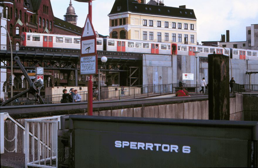 Hamburg
1992. Deutschland. Hamburg. Hafen. Sperrtor.
Schlüsselwörter: Germany;Hafen;Hamburg;1992;Deutschland;Sperrtor