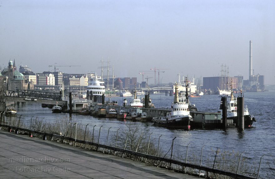 Hamburg. Elbe. Schiff
Deutschland. Hamburg. 1996.Hafen.
Schlüsselwörter: Elbe;Fluss;Germany;Hafen;Hamburg;1996;Deutschland;Schiff