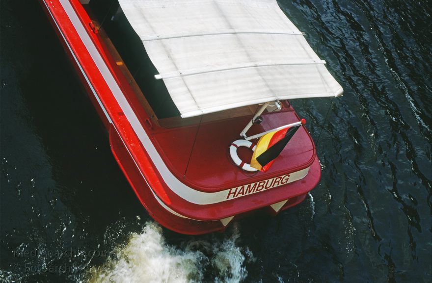 Hamburg. Hafen. Landungsbrücken an der Elbe. Schiffe
April 1991. Hamburg. Hafen. Landungsbrücken an der Elbe. Fluss. Schiffahrt. Barkasse. Hafenrundfahrt.
Schlüsselwörter: Dampfer;Deutschland;Elbe;Fluss;Germany;Hafen;Hamburg;Landungsbrücken;1991;Schiffe