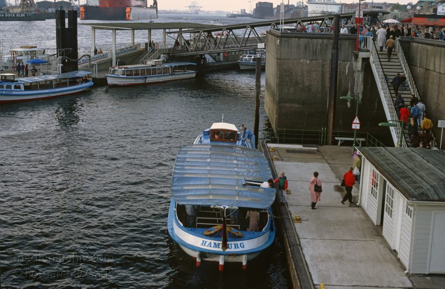 Hamburg. Hafen. Landungsbrücken an der Elbe. Schiffe
April 1991. Hamburg. Hafen. Landungsbrücken an der Elbe. Fluss. Schiffahrt. Anlegestelle der HADAG Dampfer. Schiffe. Barkassen.
Schlüsselwörter: Dampfer;Deutschland;Elbe;Fluss;Germany;Hafen;Hamburg;Landungsbrücken;1991;Schiffe