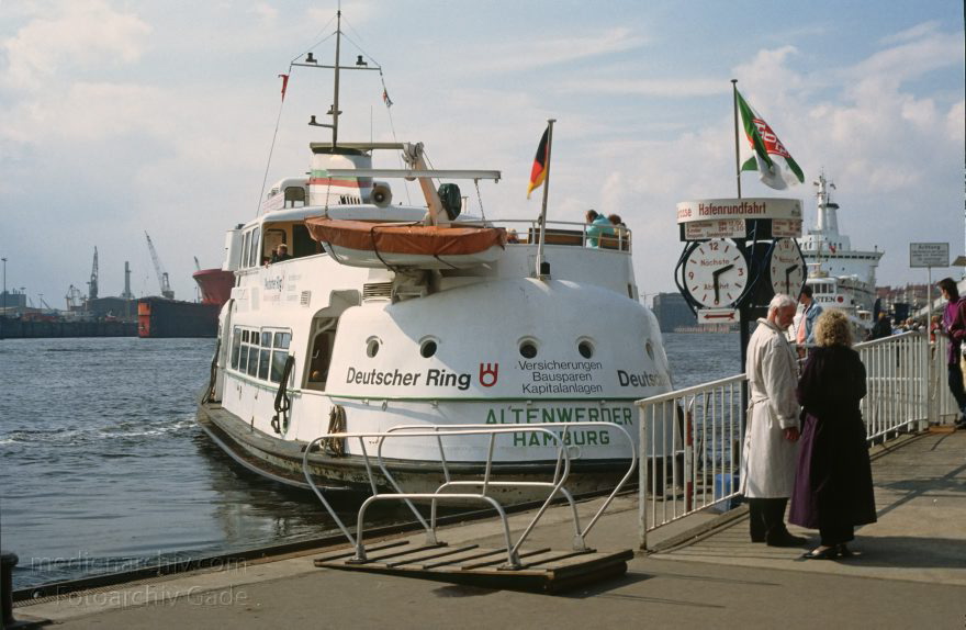 Hamburg. Hafen. Landungsbrücken an der Elbe. Schiffe
April 1991. Hamburg. Hafen. Landungsbrücken an der Elbe. Fluss. Schiffahrt. Anlegestelle der HADAG Dampfer. Schiffe.
Schlüsselwörter: Dampfer;Deutschland;Elbe;Fluss;Germany;Hafen;Hamburg;Landungsbrücken;1991;Schiffe