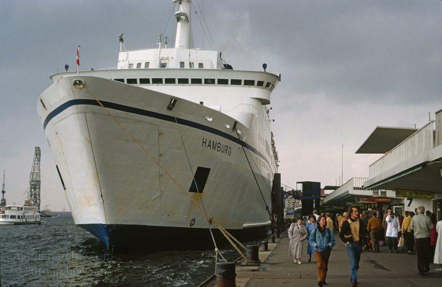 Hamburg. Hafen. Landungsbrücken an der Elbe. Schiffe
April 1991. Hamburg. Hafen. Landungsbrücken an der Elbe. Fluss. Schiffahrt. Passagierschiff Hamburg.
Schlüsselwörter: Dampfer;Deutschland;Elbe;Fluss;Germany;Hafen;Hamburg;Landungsbrücken;1991;Schiffe