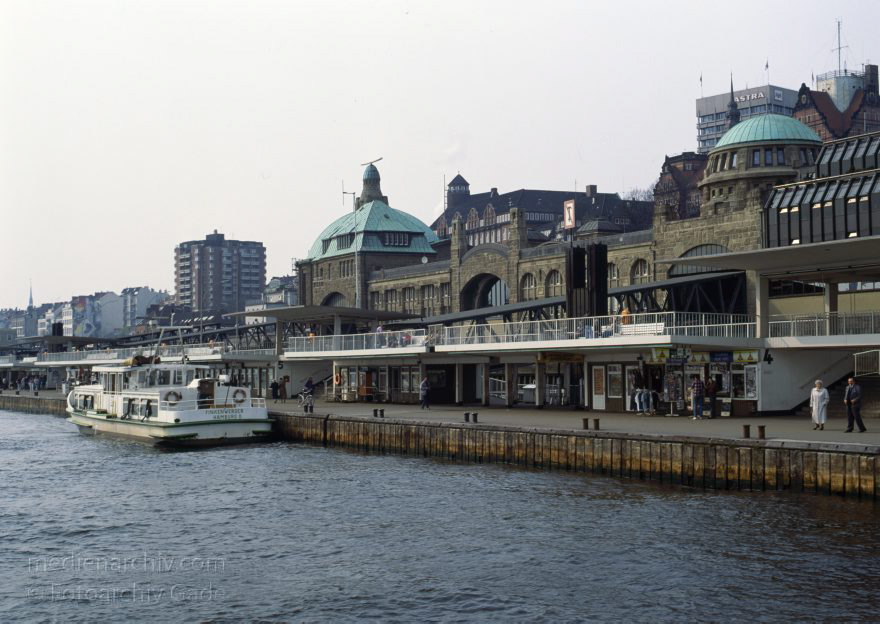 Hamburg
Juli 1992. Deutschland Niedersachsen Oste, , April 1992. Deutschland. Freie und Hansestadt Hamburg. St. Pauli. Hafen. Sankt-Pauli-Landungsbrücken. Zentraler Verkehrsknotenpunkt von S-Bahn, U-Bahn und Schiffen. Anlegestelle der HADAG-Dampfer (HADAG Seetouristik und Fährdienst AG)
Schlüsselwörter: Deutschland;Elbe;Fluss;Germany;HADAG;Hafen;Hamburg;1992;Landungsbrücken