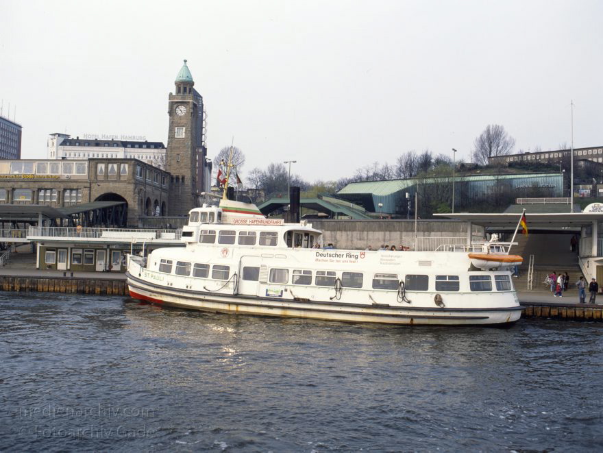Hamburg
Juli 1992. Deutschland Niedersachsen Oste, , April 1992. Deutschland. Freie und Hansestadt Hamburg. St. Pauli. Hafen. Sankt-Pauli-Landungsbrücken. Zentraler Verkehrsknotenpunkt von S-Bahn, U-Bahn und Schiffen. Anlegestelle der HADAG-Dampfer (HADAG Seetouristik und Fährdienst AG)
Schlüsselwörter: Deutschland;Elbe;Fluss;Germany;HADAG;Hafen;Hamburg;1992;Landungsbrücken