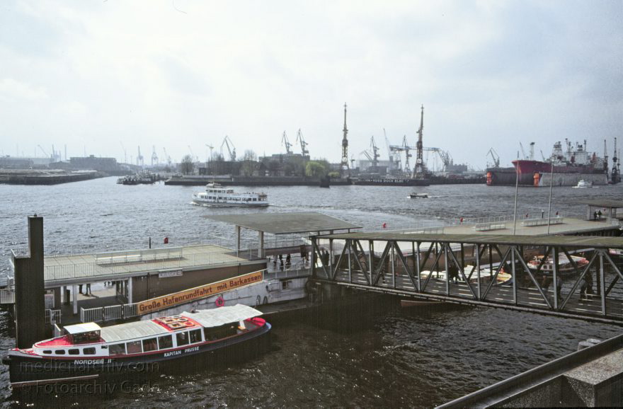 Hamburg. Elbe. Landungsbrücken
Dezember 1996. Deutschland. Hamburg. Hafen. Blick auf die Elbe bei den Landungsbruecken. Auf der Elbe ist eine Elbfaehre. Im Hintergrund siehr mant das Werftgelaende von Blohm und Voss.
Schlüsselwörter: Elbe;Elbfaehre;Fluss;Germany;Hafen;Landungsbruecken;1996;Deutschland;Werf