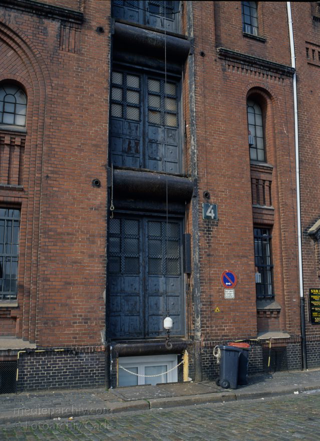 Hamburg
April 1992. Deutschland. Freie und Hansestadt Hamburg. Hafen. Speicherstadt. Auf Eichenpfählen stehender Lagerhauskomplex. Seit 1991 unter Denkmalschutz. Ehemals Freihafengebiet zum zollfreien Lagern, veredeln und verarbeiten von Importgütern.
Schlüsselwörter: Deutschland;Fleete;Germany;Hafen;Hamburg;Lagerhaus;1992;Speicherstadt