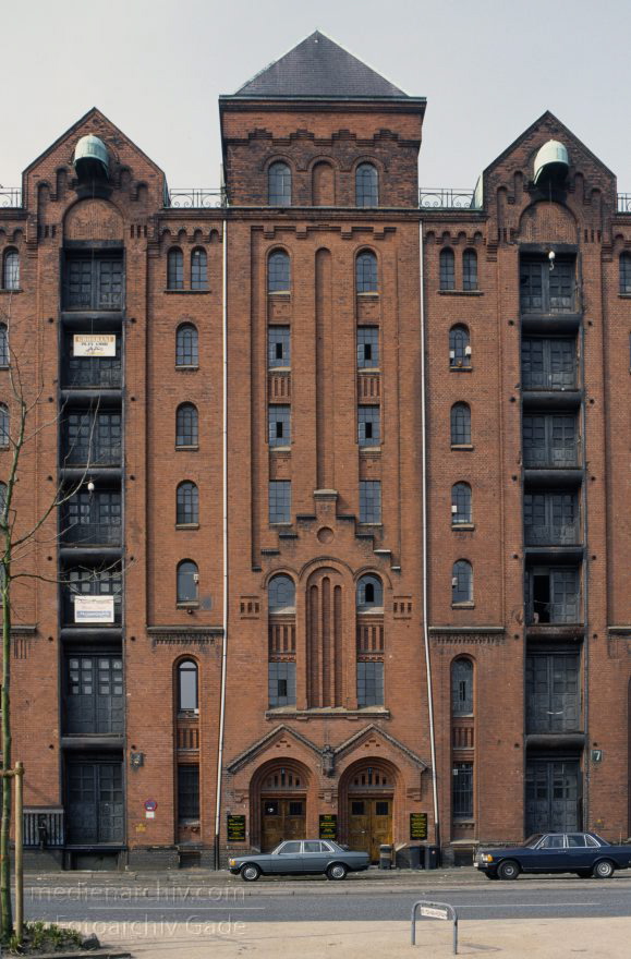 Hamburg
April 1992. Deutschland. Freie und Hansestadt Hamburg. Hafen. Speicherstadt. Auf Eichenpfählen stehender Lagerhauskomplex. Seit 1991 unter Denkmalschutz. Ehemals Freihafengebiet zum zollfreien Lagern, veredeln und verarbeiten von Importgütern.
Schlüsselwörter: Deutschland;Fleete;Germany;Hafen;Hamburg;Lagerhaus;1992;Speicherstadt