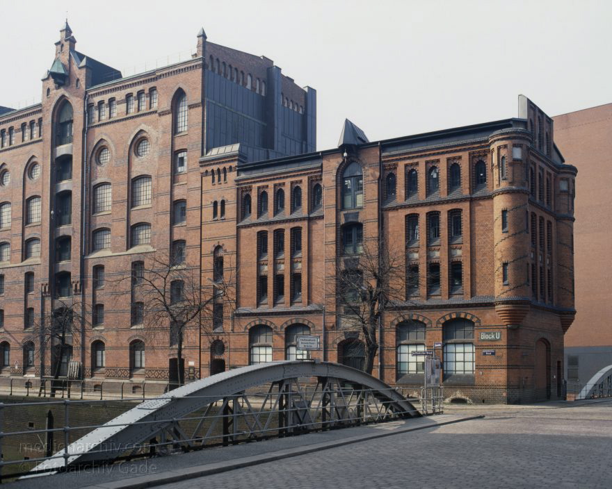 Hamburg
April 1992. Deutschland. Freie und Hansestadt Hamburg. Hafen. Speicherstadt. Auf Eichenpfählen stehender Lagerhauskomplex. Seit 1991 unter Denkmalschutz. Ehemals Freihafengebiet zum zollfreien Lagern, veredeln und verarbeiten von Importgütern.
Schlüsselwörter: Deutschland;Fleete;Germany;Hafen;Hamburg;Lagerhaus;1992;Speicherstadt