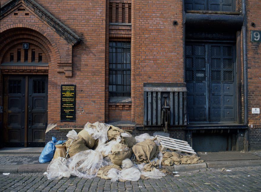 Hamburg
April 1992. Deutschland. Freie und Hansestadt Hamburg. Hafen. Speicherstadt. Auf Eichenpfählen stehender Lagerhauskomplex. Seit 1991 unter Denkmalschutz. Ehemals Freihafengebiet zum zollfreien Lagern, veredeln und verarbeiten von Importgütern.
Schlüsselwörter: Deutschland;Fleete;Germany;Hafen;Hamburg;Lagerhaus;1992;Speicherstadt