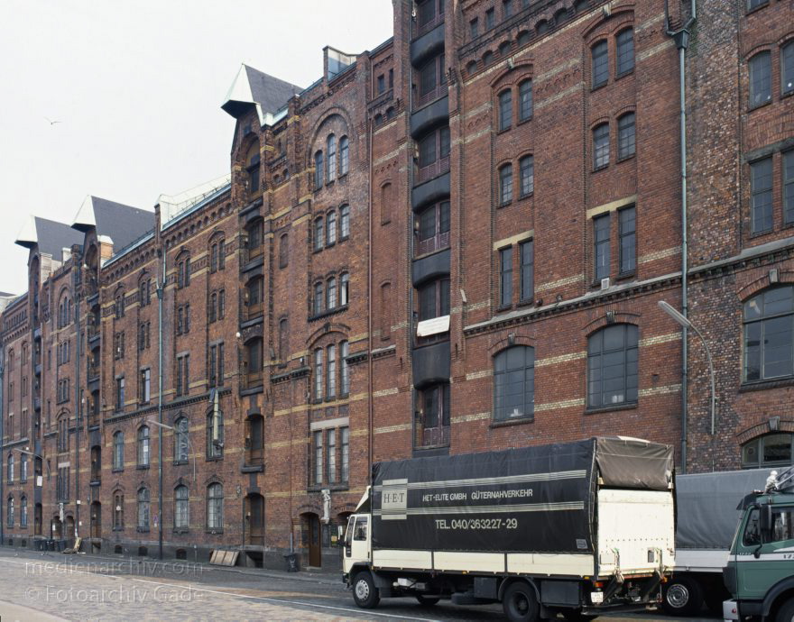 Hamburg
April 1992. Deutschland. Freie und Hansestadt Hamburg. Hafen. Speicherstadt. Auf Eichenpfählen stehender Lagerhauskomplex. Seit 1991 unter Denkmalschutz. Ehemals Freihafengebiet zum zollfreien Lagern, veredeln und verarbeiten von Importgütern.
Schlüsselwörter: Deutschland;Fleete;Germany;Hafen;Hamburg;Lagerhaus;1992;Speicherstadt