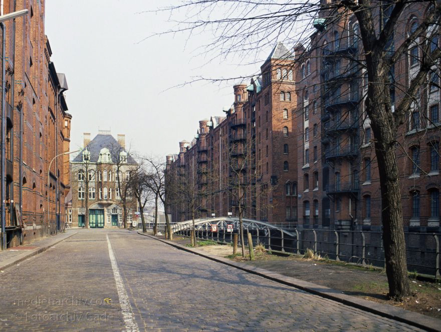 Hamburg
April 1992. Deutschland. Freie und Hansestadt Hamburg. Hafen. Speicherstadt. Auf Eichenpfählen stehender Lagerhauskomplex. Seit 1991 unter Denkmalschutz. Ehemals Freihafengebiet zum zollfreien Lagern, veredeln und verarbeiten von Importgütern.
Schlüsselwörter: Deutschland;Fleete;Germany;Hafen;Hamburg;Lagerhaus;1992;Speicherstadt