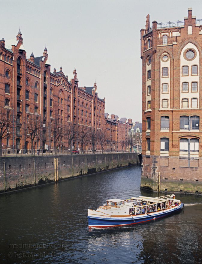 Hamburg
April 1992. Deutschland. Freie und Hansestadt Hamburg. Hafen. Speicherstadt. Auf Eichenpfählen stehender Lagerhauskomplex. Seit 1991 unter Denkmalschutz. Ehemals Freihafengebiet zum zollfreien Lagern, veredeln und verarbeiten von Importgütern.
Schlüsselwörter: Deutschland;Fleete;Germany;Hafen;Hamburg;Lagerhaus;1992;Speicherstadt