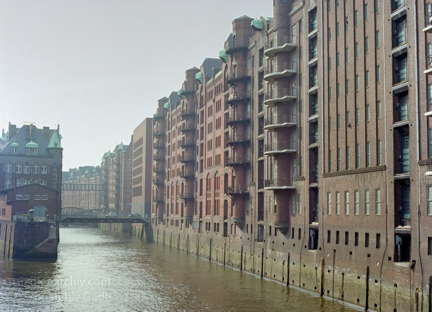 Hamburg
April 1992. Deutschland. Freie und Hansestadt Hamburg. Hafen. Speicherstadt. Auf Eichenpfählen stehender Lagerhauskomplex. Seit 1991 unter Denkmalschutz. Ehemals Freihafengebiet zum zollfreien Lagern, veredeln und verarbeiten von Importgütern.
Schlüsselwörter: Deutschland;Fleete;Germany;Hafen;Hamburg;Lagerhaus;1992;Speicherstadt