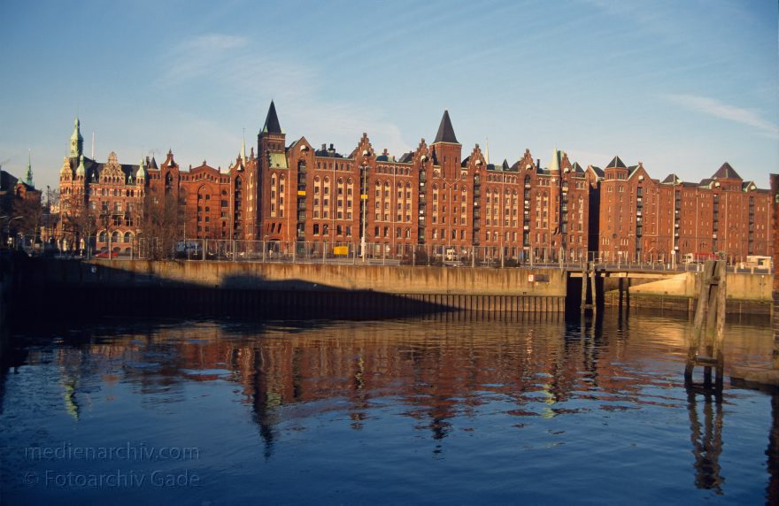 Hamburg. Häuser der Speicherstadt am Hafen.
Dezember 1996. Hamburg. Häuser der Speicherstadt am Hafen.
Schlüsselwörter: Deutschland;Germany;Hafen;Hamburg;1996;Speicherstadt