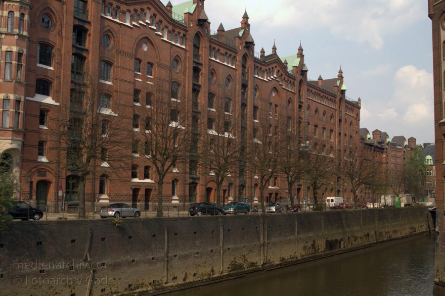 Hamburg. Speicherstadt
AppleMark, , , 15. 4. 2005. Hamburg, Hafen. Speicherstadt. Fleet
Schlüsselwörter: Germany;Hafen;Hamburg;2005;Deutschland;Speicherstadt
