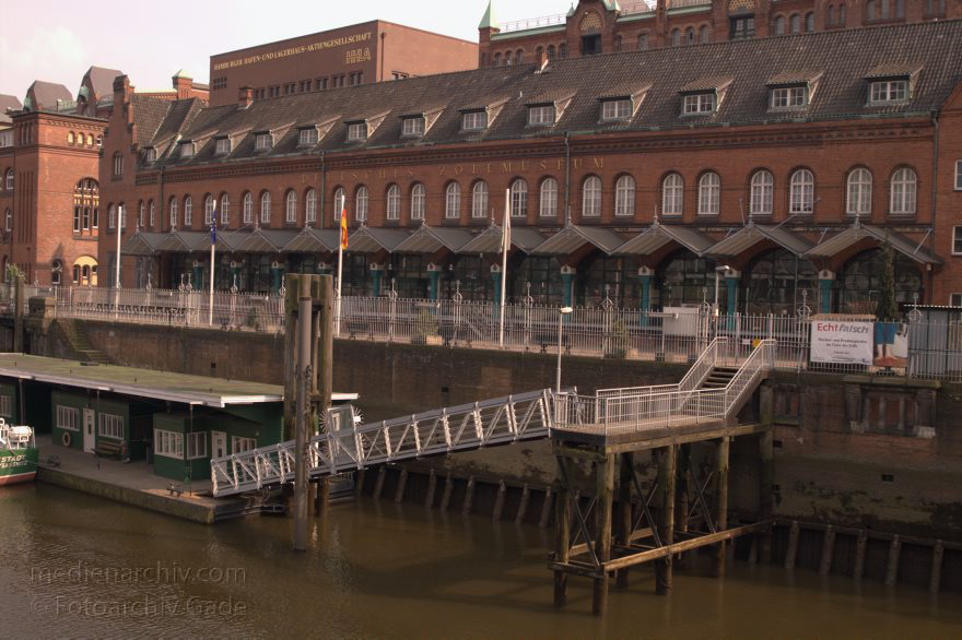 Hamburg. Speicherstadt
15. 4. 2005. Hamburg, Hafen. Speicherstadt. Zollmuseum.
Schlüsselwörter: Germany;Hafen;Hamburg;2005;Deutschland;Speicherstadt