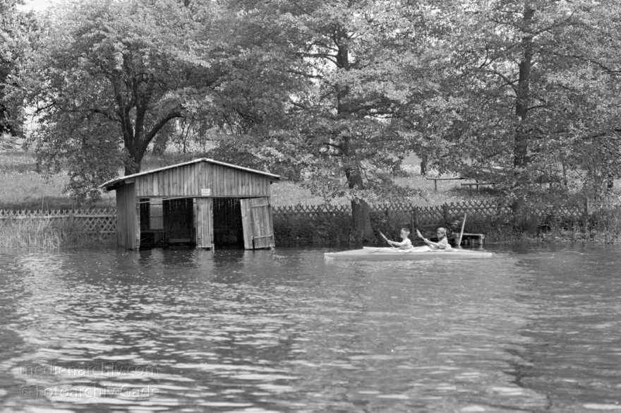 Carwitz. Bootshaus am Carwitzer See
Mai 1994. Mecklenburg-Vorpommern. Feldberger Seenlandschaft. Carwitz.
Schlüsselwörter: Bootshaus;Carwitz;Deutschland;Feldberger Seenlandschaft;Germany;1994;Mecklenburg-Vorpommern