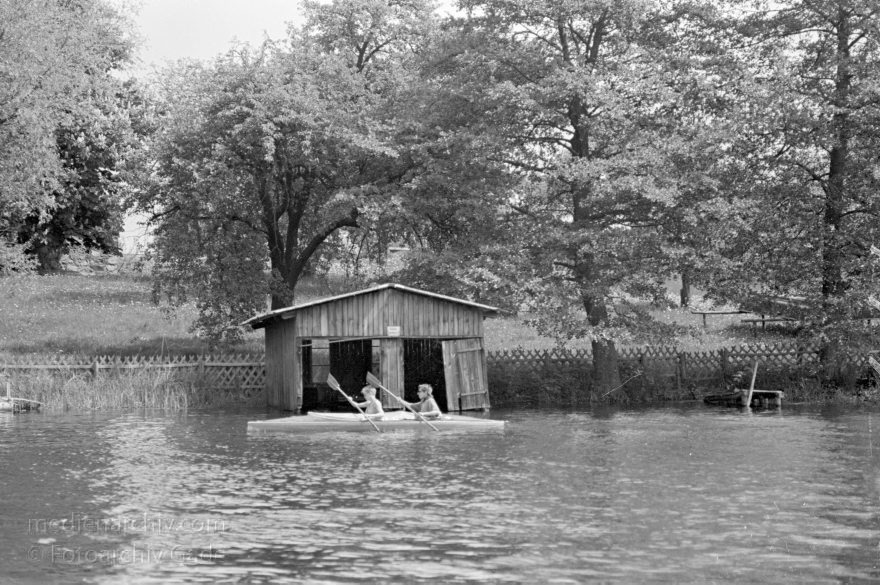 Carwitz. Bootshaus am Carwitzer See
Mai 1994. Mecklenburg-Vorpommern. Feldberger Seenlandschaft. Carwitz.
Schlüsselwörter: Bootshaus;Carwitz;Deutschland;Feldberger Seenlandschaft;Germany;1994;Mecklenburg-Vorpommern