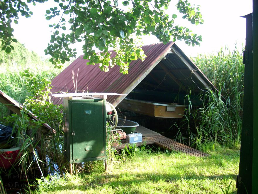 Bootshaus im Schilf
10. 6. 2009. Mecklenburg-Vorpommern. Feldberger Seenlandschaft. Carwitz. Bootshaus
Schlüsselwörter: Bootshaus;Carwitz;Deutschland;Feldberger Seenlandschaft;Germany;2009;Mecklenburg-Vorpommern