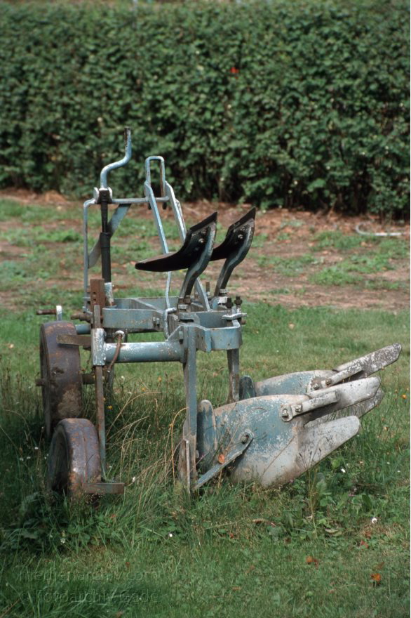 Feldberger Seenlandschaft. Carwitz.
2003. Mecklenburg-Vorpommern. Feldberger Seenlandschaft. Carwitz. Landwirtschaftliches Gerät. Plug
Schlüsselwörter: Carwitz;Deutschland;Felberger Seen;Feldberger Seenlandschaft;Germany;Mecklenburg-Vorpommern;2003;Pflug