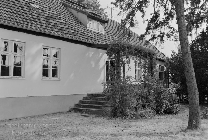 Feldberger Seenlandschaft. Carwitz. Ehemaliges Haus von Hans Fallada
1. 7. 1992. Mecklenburg-Vorpommern. Feldberger Seenlandschaft. Carwitz. Ehemaliges Haus des Schriftstellers Rudolf Wilhelm Friedrich Ditzen alias Hans Fallada
Schlüsselwörter: Carwitz;Deutschland;Ditzen, Rudolf Wilhelm Friedrich;Fallada, Hans;Feldberger Seenlandschaft;Germany;1992;Mecklenburg-Vorpommern