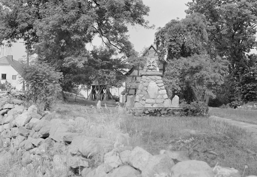 Feldberger Seenlandschaft. Carwitz
1. 7. 1992. Mecklenburg-Vorpommern. Feldberger Seenlandschaft. Carwitz. Denkmal für Kriegsgefallene des 1. Weltkriegs bei der Kirche.
Schlüsselwörter: Carwitz;Deutschland;Feldberger Seenlandschaft;Germany;Kriegsdenkmal;1992;Mecklenburg-Vorpommern