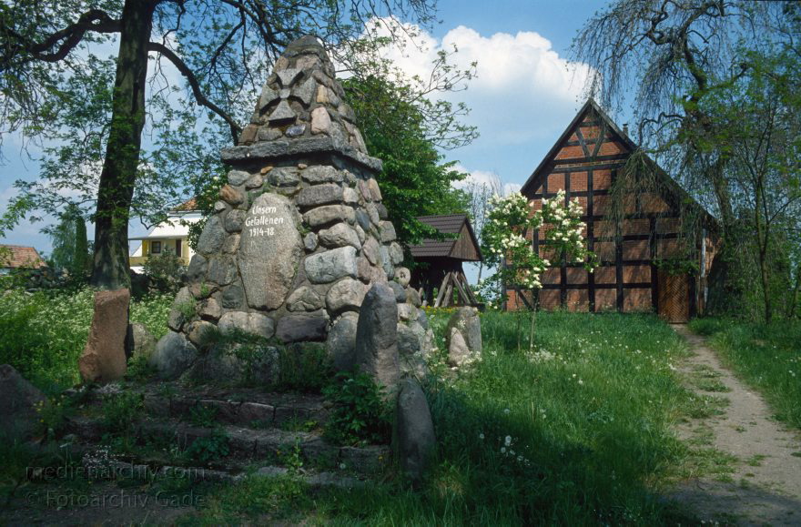 Feldberger Seenlandschaft. Carwitz
1995. Mecklenburg-Vorpommern. Feldberger Seenlandschaft. Carwitz. Dorfkirche. Krieger-Denkmal
Schlüsselwörter: Carwitz;Deutschland;Feldberger Seenlandschaft;Germany;Kirche;2004;Mecklenburg-Vorpommern