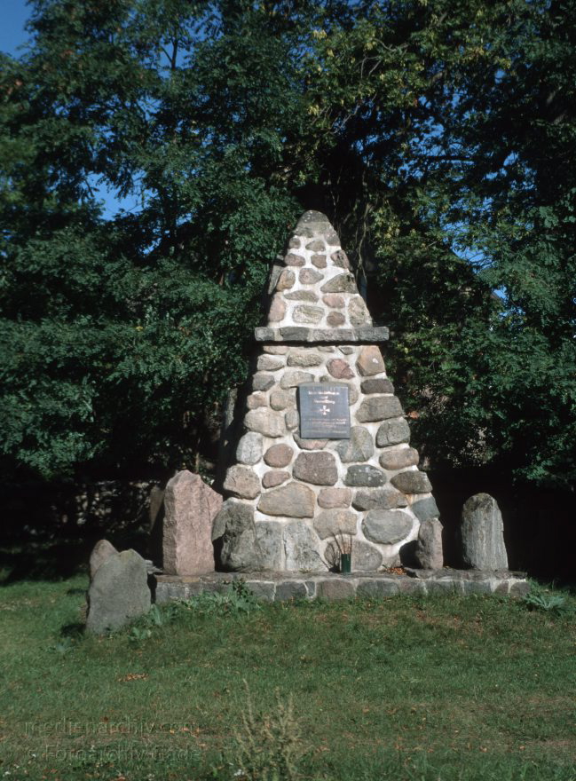 Feldberger Seenlandschaft. Carwitz.
2003. Mecklenburg-Vorpommern. Feldberger Seenlandschaft. Carwitz. Kriegerdenkmal.
Schlüsselwörter: Carwitz;Deutschland;Felberger Seen;Feldberger Seenlandschaft;Germany;2003;Mecklenburg-Vorpommern