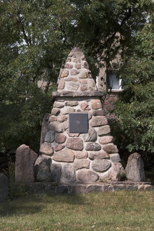 Feldberger Seenlandschaft. Carwitz. Denkmal für die Gefallenen des Weltkriegs.
16.8 2006. Mecklenburg-Vorpommern. Feldberger Seenlandschaft. Carwitz. Denkmal für die Gefallenen des 2. Weltkriegs.
Schlüsselwörter: Carwitz;Denkmal;Deutschland;Feldberger Seenlandschaft;Germany;Mahnmal;2006;Mecklenburg-Vorpommern