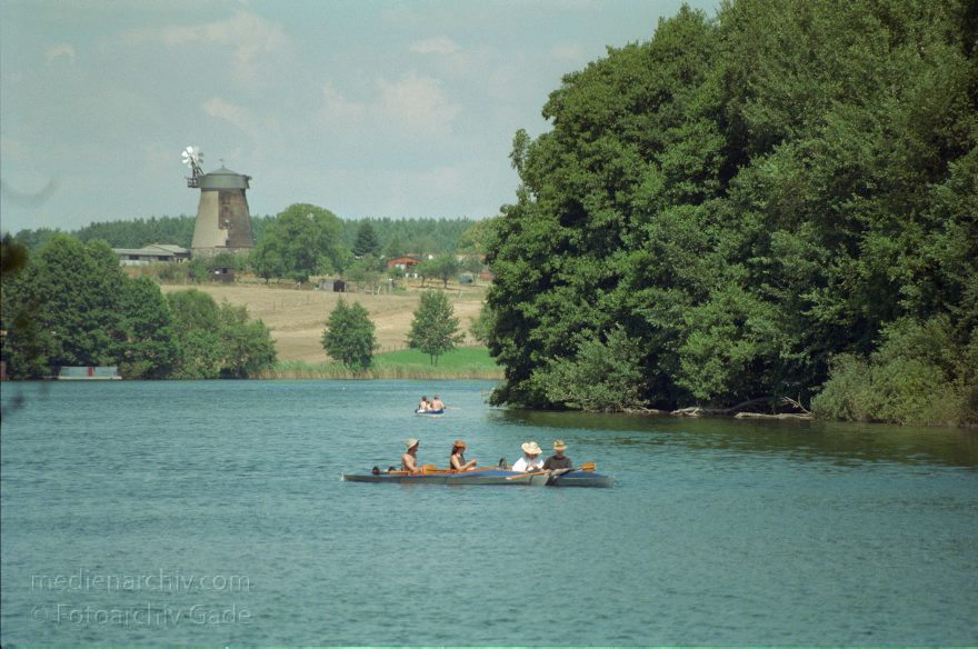Feldberger Seenlandschaft. Dreetzsee
August 1999. Mecklenburg-Vorpommern. Feldberger Seenlandschaft. Carwitz
Schlüsselwörter: Boote;Carwitz;Deutschland;Dreetzsee;Feldberger Seenlandschaft;Germany;Kanu;Mecklenburg-Vorpommern;Paddelboote;1999;paddeln