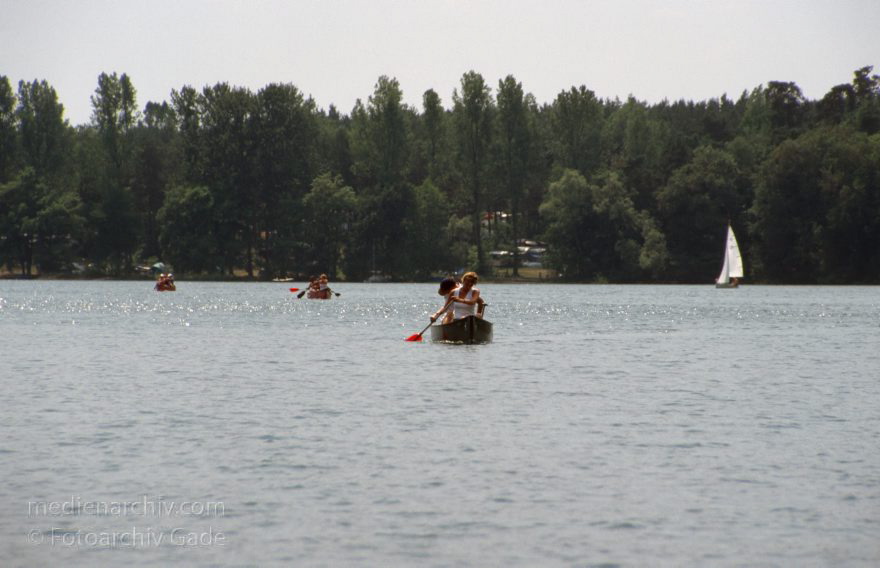 Feldberger Seenlandschaft. Dreetzsee
Juni 2003. Mecklenburg-Vorpommern. Feldberger Seen. Gebiet. Bei Carwitz. Boote auf dem Dreetzsee. Sommer
Schlüsselwörter: Boote;Carwitz;Deutschland;Dreetzsee;Feldberger Seen;Feldberger Seenlandschaft;Germany;Kanu;Mecklenburg-Vorpommern;Paddelboote;paddeln;2003;Wassersport