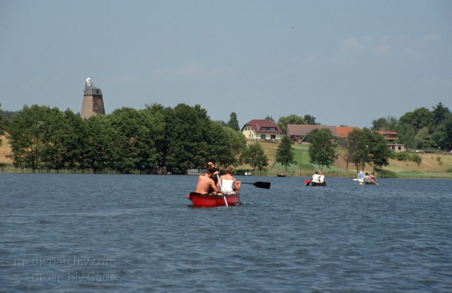 Feldberger Seenlandschaft. Dreetzsee
Juni 2003. Mecklenburg-Vorpommern. Feldberger Seen. Gebiet. Bei Carwitz. Boote auf dem Dreetzsee. Sommer
Schlüsselwörter: Boote;Carwitz;Deutschland;Dreetzsee;Feldberger Seen;Feldberger Seenlandschaft;Germany;Kanu;Mecklenburg-Vorpommern;Paddelboote;paddeln;2003;Wassersport