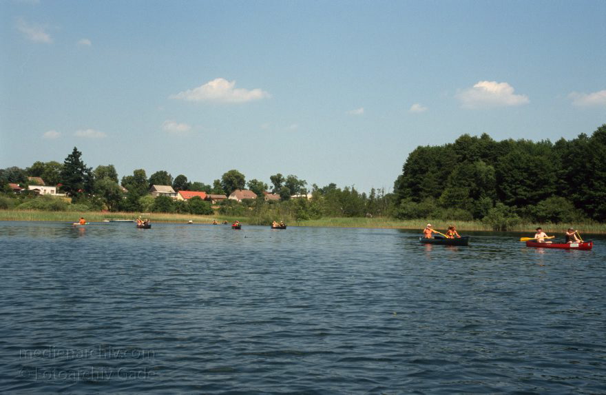 Feldberger Seenlandschaft. Dreetzsee
Juni 2003. Mecklenburg-Vorpommern. Feldberger Seen. Gebiet. Bei Carwitz. Boote auf dem Dreetzsee. Sommer
Schlüsselwörter: Boote;Carwitz;Deutschland;Dreetzsee;Feldberger Seen;Feldberger Seenlandschaft;Germany;Kanu;Mecklenburg-Vorpommern;Paddelboote;paddeln;2003;Wassersport