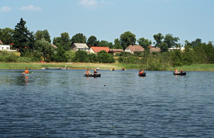 Feldberger Seenlandschaft. Dreetzsee
Juni 2003. Mecklenburg-Vorpommern. Feldberger Seen. Gebiet. Bei Carwitz. Boote auf dem Dreetzsee. Sommer
Schlüsselwörter: Boote;Carwitz;Deutschland;Dreetzsee;Feldberger Seen;Feldberger Seenlandschaft;Germany;Kanu;Mecklenburg-Vorpommern;Paddelboote;paddeln;2003;Wassersport
