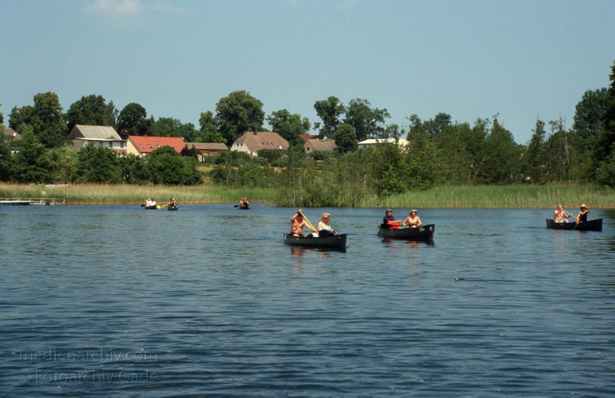 Feldberger Seenlandschaft. Dreetzsee
Juni 2003. Mecklenburg-Vorpommern. Feldberger Seen. Gebiet. Bei Carwitz. Boote auf dem Dreetzsee. Sommer
Schlüsselwörter: Boote;Carwitz;Deutschland;Dreetzsee;Feldberger Seen;Feldberger Seenlandschaft;Germany;Kanu;Mecklenburg-Vorpommern;Paddelboote;paddeln;2003;Wassersport