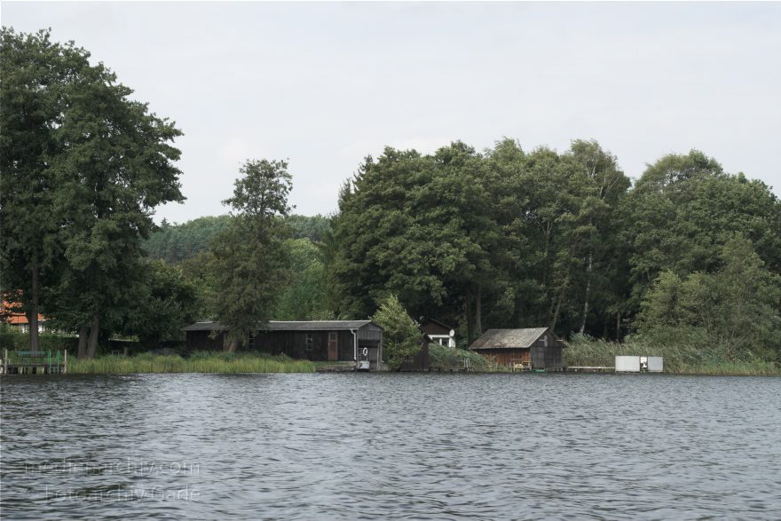 Feldberger Seenlandschaft. Feldberg. Bootshäuser am Haussee.
8. 9. 2010. Mecklenburg-Vorpommern. Feldberger Seenlandschaft. Feldberg. Bootshäuser am Haussee.
Schlüsselwörter: Bootshaus;Deutschland;Feldberg;Feldberger Seenlandschaft;Germany;Haussee;2010;Mecklenburg-Vorpommern