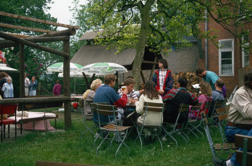 Laeven. Pfingsten.
Mai 1995. Pfingsten. Mecklenburg-Vorpommern. Feldberger Seenlandschaft. Laeven. Bei Willi Schmidt im Gartenlokal.
Schlüsselwörter: Deutschland;Feldberger Seenlandschaft;Gartenlokal;Gastronomie;Germany;Laeven;Mecklenburg-Vorpommern;1995;Pfingsten