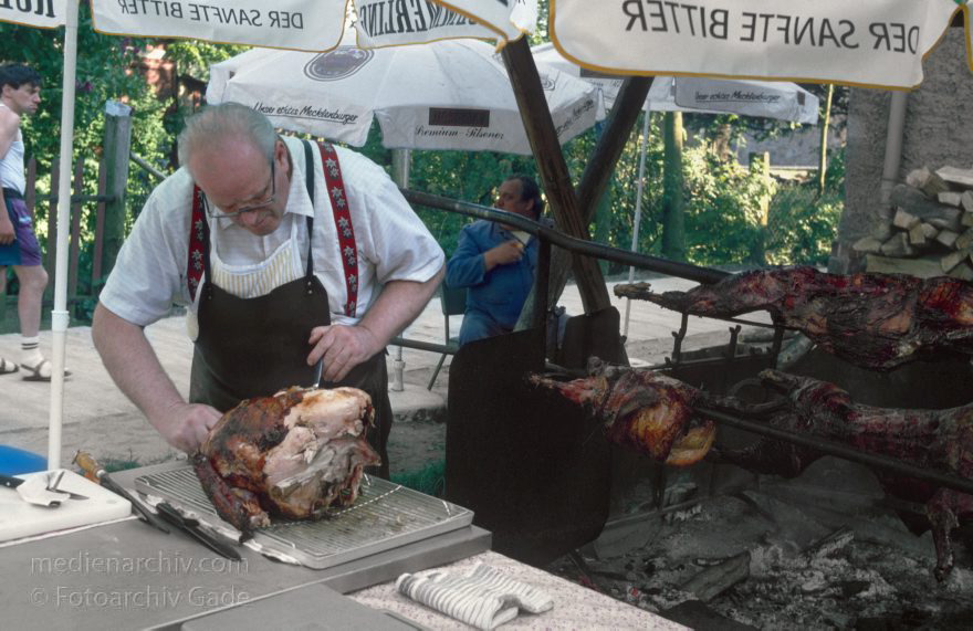Laeven. Pfingsten.
Mai 1995. Pfingsten. Mecklenburg-Vorpommern. Feldberger Seenlandschaft. Laeven. Bei Willi Schmidt. Pute und Wildschwein
Schlüsselwörter: Deutschland;Feldberger Seenlandschaft;Germany;Laeven;Mecklenburg-Vorpommern;Pfingsten;1995;Schmidt, Willi