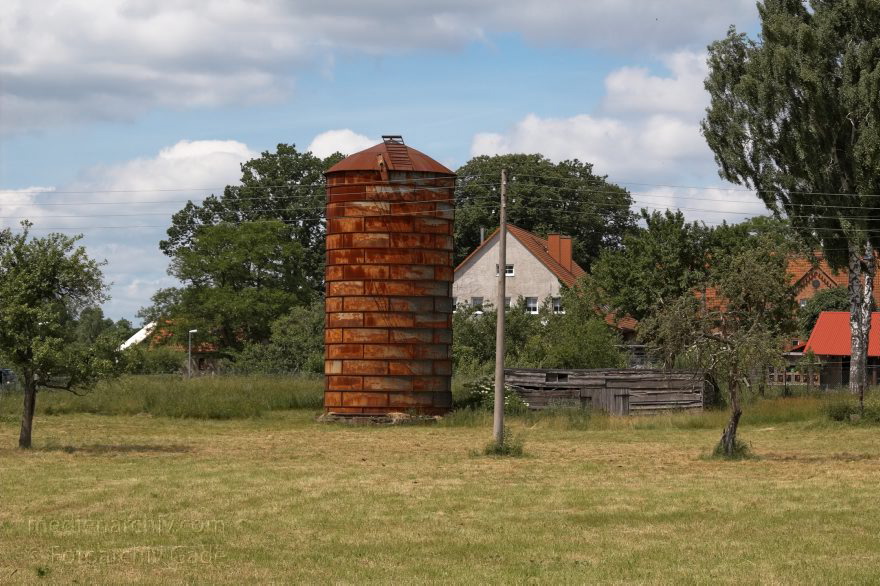 Wiese bei Neuhof. Sielo
22. Juni 2005. Mecklenburg-Vorpommern. Wiese bei Neuhof. Verrosteter Silo.
Schlüsselwörter: Deutschland;Feldberger Seenlandschaft;Germany;Heuballen;Mecklenburg-Vorpommern;Neuhof;2005;Silo
