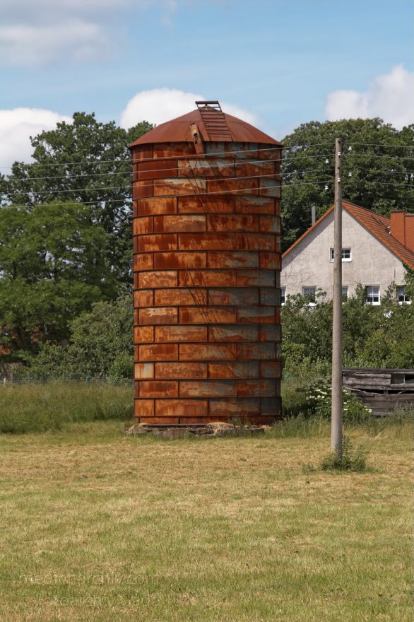 Wiese bei Neuhof. Sielo
22. Juni 2005. Mecklenburg-Vorpommern. Wiese bei Neuhof. Verrosteter Silo.
Schlüsselwörter: Deutschland;Feldberger Seenlandschaft;Germany;Heuballen;Mecklenburg-Vorpommern;Neuhof;2005;Silo