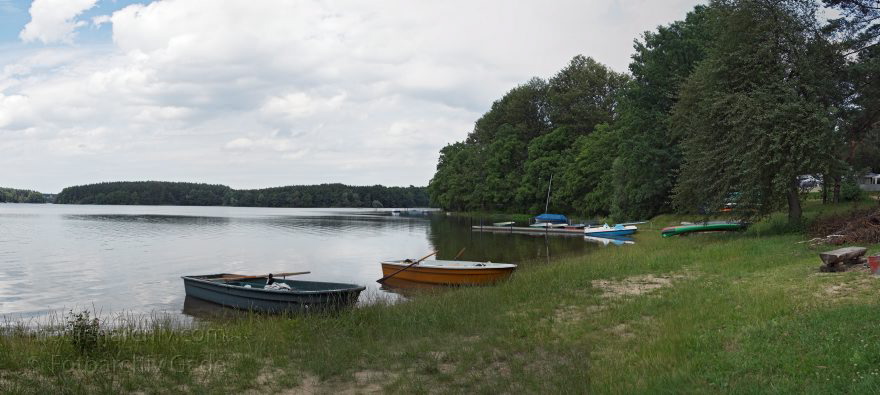 Brandenburg. Feldberger Seenlandschaft. Dreetzsee. Badestelle
26. 6. 2007. Brandenburg. Mecklenburg-Vorpommern. Feldberger Seenlandschaft. Bei Carwitz. Dreetzsee. Badestelle auf dem Campingplatz Thomsdorf. Panorama
Schlüsselwörter: Badestelle;Berlin;Campingplatz;Carwitz;Deutschland;Dreetzsee;Feldberger Seenlandschaft;Germany;Mecklenburg-Vorpommern;Panorama;Ruderboote;2007;Thomsdorf