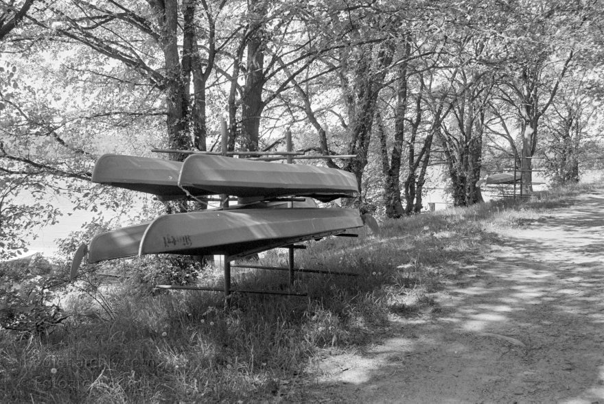 Brandenburg. Feldberger Seenlandschaft. Campingplatz Thomsdorf.
18. 5. 1993. Mecklenburg-Vorpommern. Brandenburg. Feldberger Seenlandschaft. Campingplatz Thomsdorf.
Schlüsselwörter: Boote;Brandenburg;Deutschland;Feldberger Seenlandschaft;Germany;Mecklenburg-Vorpommern;Thomsdorf;1993;Wassersport