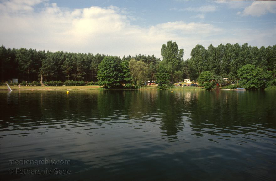 Feldberger Seenlandschaft. Carwitz
1995. Mecklenburg-Vorpommern. Feldberger Seenlandschaft. Carwitz. Dreetzsee. Blick auf den Campingplatz Thomsdorf
Schlüsselwörter: Carwitz;Deutschland;Dreetzsee;Feldberger Seenlandschaft;Germany;1995;Mecklenburg-Vorpommern
