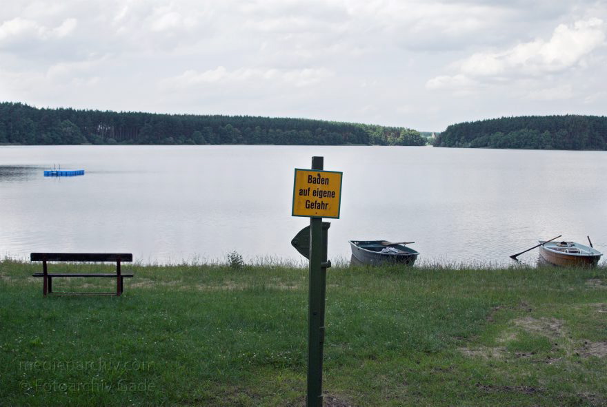 Campingplatz Thomsdorf am Dreetzsee. Boote an der Badestelle. Schild: Baden auf eigene Gefahr.
25. 6. 2007. Mecklenburg-Vorpommern. Campingplatz Thomsdorf am Dreetzsee. Boote an der Badestelle. Schild: Baden auf eigene Gefahr.
Schlüsselwörter: Boote;Carwitz;Deutschland;Dreetzsee;Feldberger Seenlandschaft;Germany;Mecklenburg-Vorpommern;2007;Thomsdorf