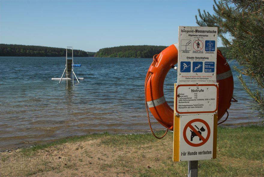 Feldberger Seenlandschaft. Carwitz
4. Juni 2008. Mecklenburg-Vorpommern. Brandenburg. Feldberger Seenlandschaft. Campingplatz Thomsdorf. Badestelle. Rettungsring.
Schlüsselwörter: Brandenburg;Campingplatz;Deutschland;Feldberger Seenlandschaft;Germany;Mecklenburg-Vorpommern;2008;Thomsdorf