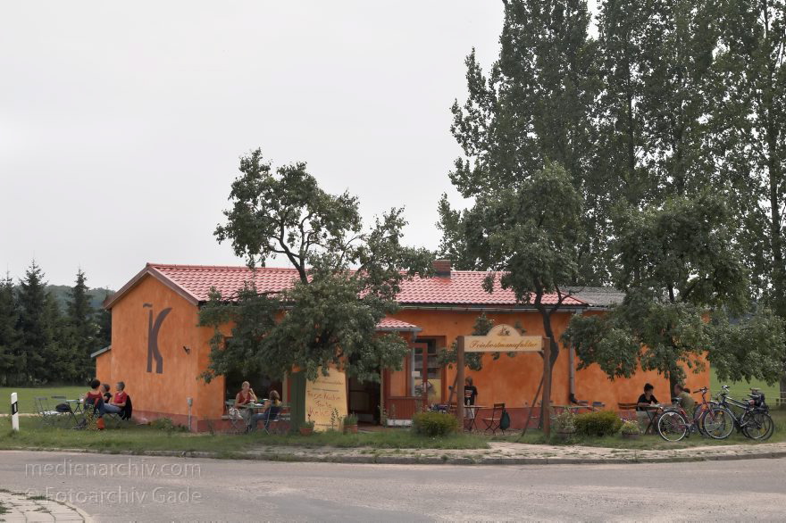 Brandenburg. Uckermark. Thomsdorf
18. 8. 2006. Brandenburg. Uckermark. Thomsdorf. Restaurant in einem ehemaligen Konsum-Laden.
Schlüsselwörter: Brandenburg;Deutschland;Feldberger Seenlandschaft;Germany;Thomsdorf;2006;Uckermark