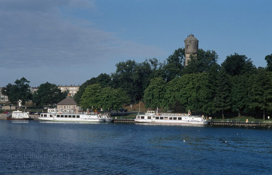 Auf dem Wasser von Röbel nach Rheinsberg
30. 8. 1994. Mecklenburg-Vorpommern. Röbel. Müritzsee. Dampferfahrt von Röbel nach Rheinsberg.)
Schlüsselwörter: Ausflugsdampfer;Deutschland;Fahrgastschiffe;Germany;Mecklenburg-Vorpommern;Mecklenburg-Western Pomerania;Meckpom;Meckpomm;Mekelnborg-Vörpommern;Müritz;Röbel;1994;Schiffe