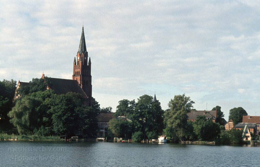 Auf dem Wasser von Röbel nach Rheinsberg
30. 8. 1994. Mecklenburg-Vorpommern. Röbel. Müritzsee. Dampferfahrt von Röbel nach Rheinsberg.)
Schlüsselwörter: Deutschland;Germany;Mecklenburg-Vorpommern;Mecklenburg-Western Pomerania;Meckpom;Meckpomm;Mekelnborg-Vörpommern;Müritz;1994;Röbel